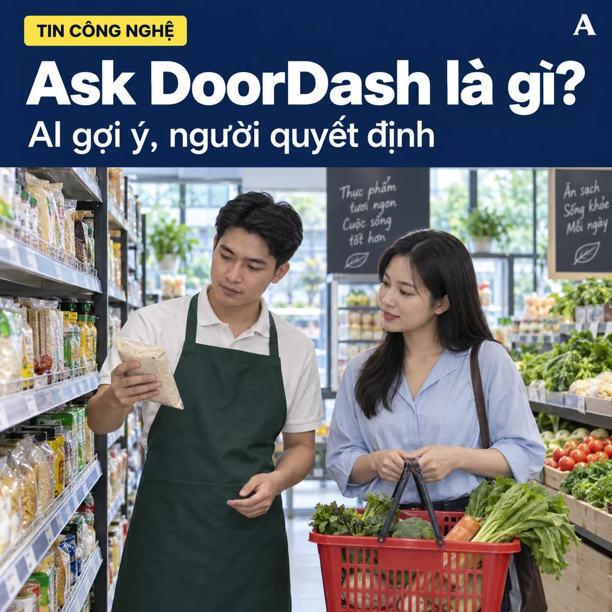 Nhân viên cửa hàng thực phẩm kiểm gói hàng bên cạnh khách đang cầm giỏ mua sắm